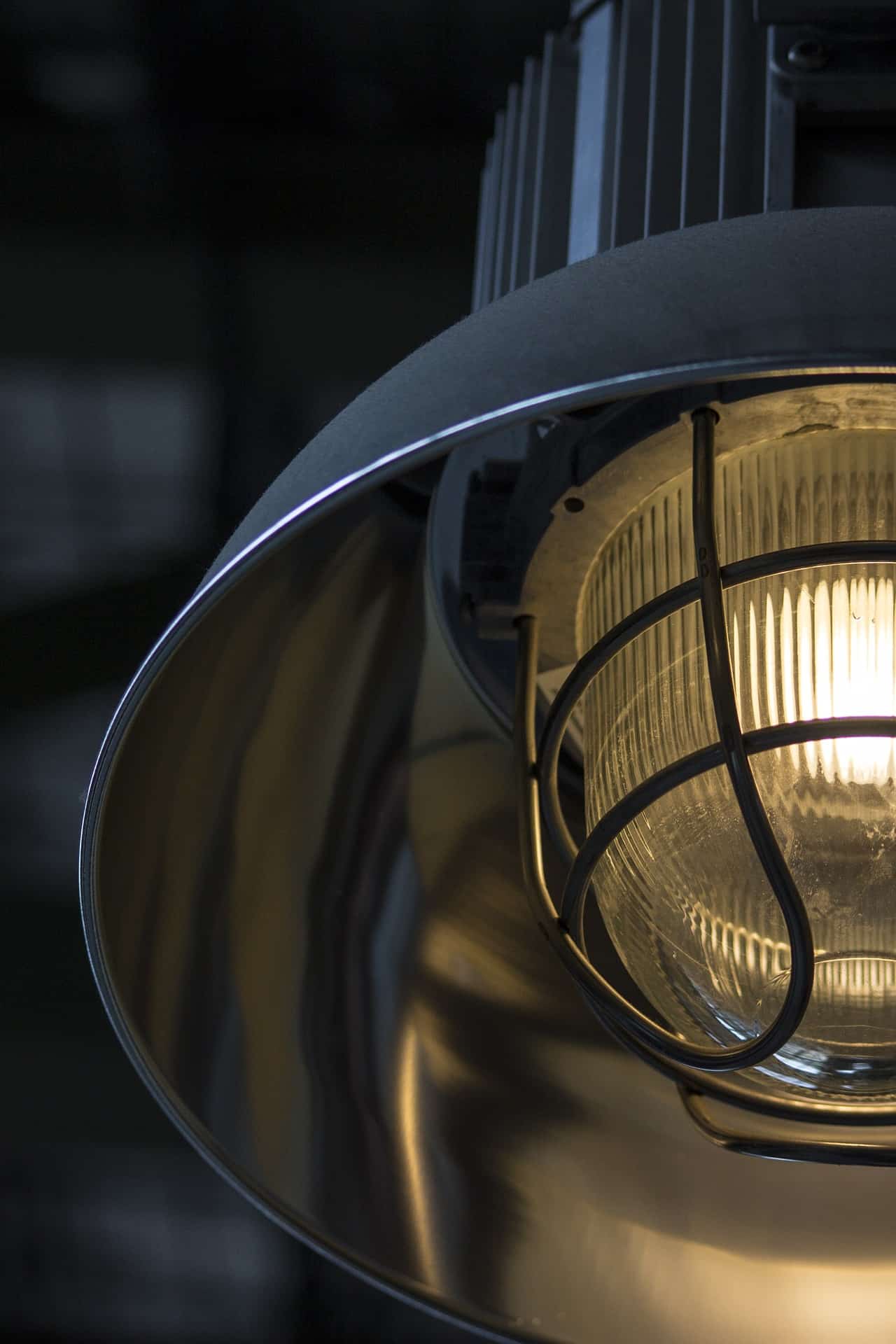 czyszczenie metalowych lamp